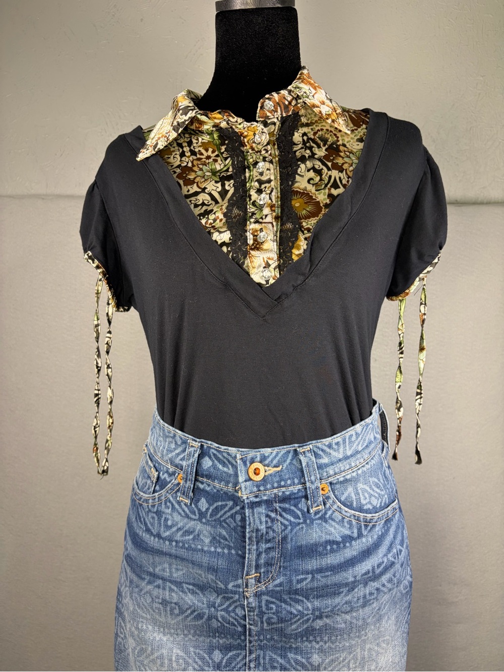 LOGO 7 Vintage Y2K Black V‑Neck Top with Floral Print Collar
